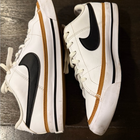 Nike boys / “fits ladies size 7 “White and Black Sneakers with Gold Accents - Picture 6 of 7